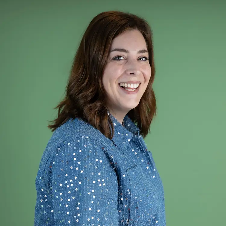 Portret van Nicolle tegen een groene achtergrond