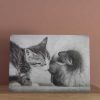vintage ansichtkaart met knuffelende kitten en pup